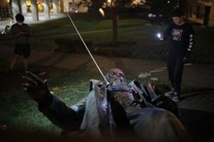 Manifestantes de DC queman estatua del general confederado