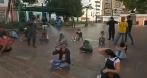 ¿Desinfección? La PNB “castigó” a un grupo de jóvenes en La Pastora y sin consentimiento de sus padres (Video)