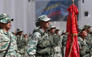 ¿En serio? Milicianos con armas de MENTIRA son la nueva propaganda barata de Maduro (FOTO)