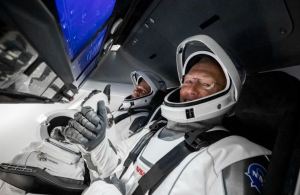 Por qué lo trajes de los astronautas que abordaron el Crew Dragon parecen de película (Video)