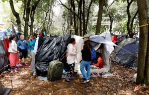 Venezolanos varados en vía de Bogotá piden ayuda para retornar a su país