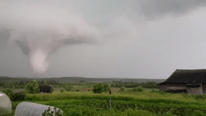 VIDEO: Graban un potente tornado en una zona rural de Rusia