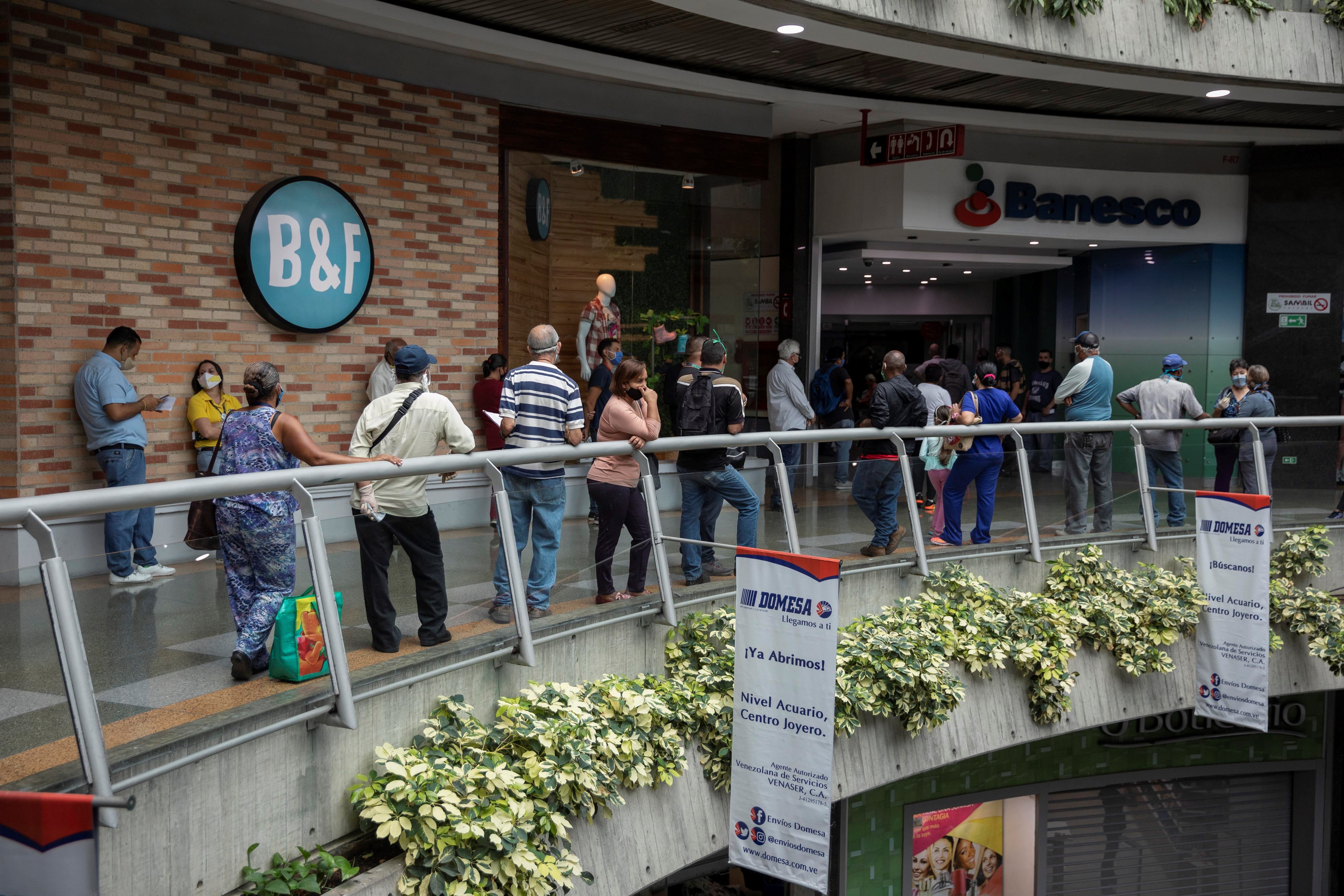 Mucha gente y pocas compras en centros comerciales reabiertos en Venezuela (Fotos)