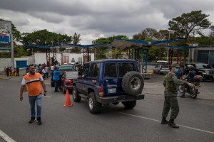 Entre protestas, rabia y hasta “partida de dominó” el venezolano sufre el quinto día por la gasolina (FOTOS)