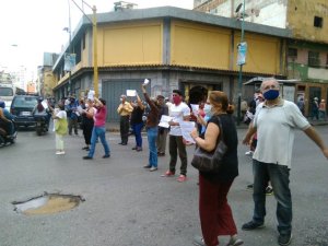 Vecinos de la parroquia Santa Teresa exigen restitución del suministro de agua (FOTOS) #1Jun