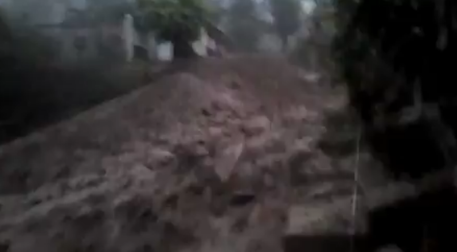 EN VIDEO: Los aguaceros hicieron estragos en las calles del municipio Sucre de Mérida #10Jun