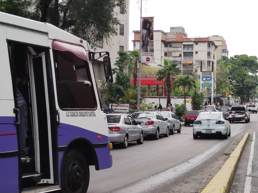 Caraqueños congestionan las bombas a la espera de la gasolina #2Jun (VIDEOS)