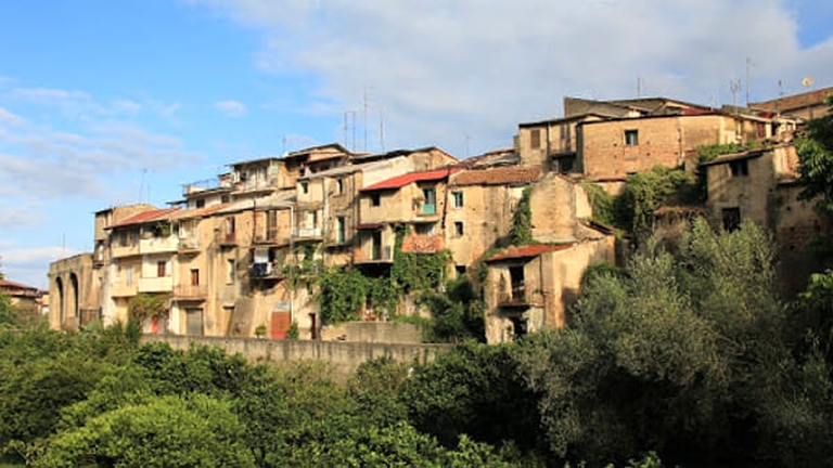 El hermoso pueblo italiano, libre de coronavirus, que vende casas por solo un euro (FOTOS)