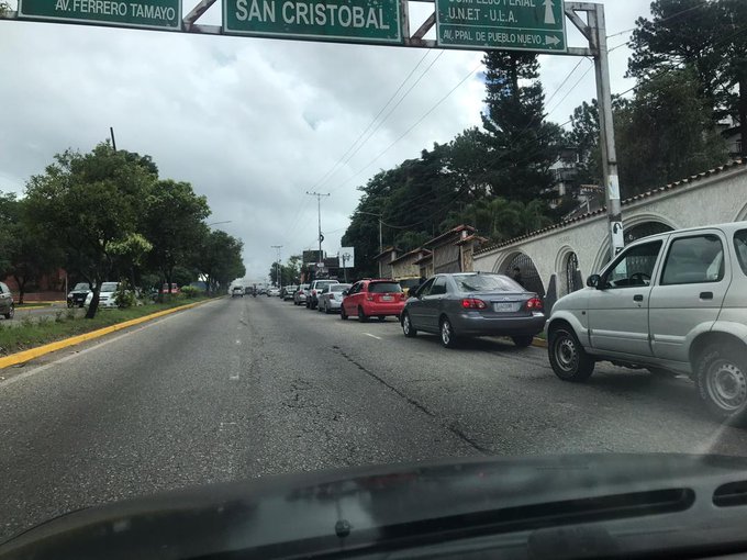 Así está la KILOMÉTRICA cola de conductores para echar gasolina en Táchira este #19Jun (Fotos)