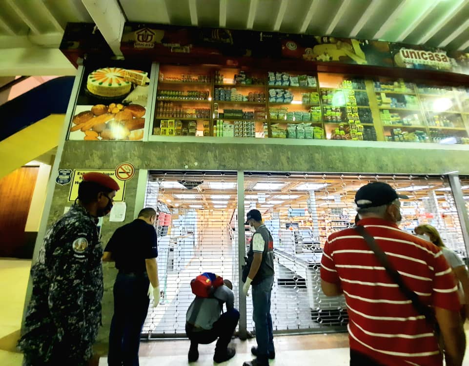 Régimen de Maduro cerró el supermercado Unicasa de La Candelaria por casos positivos de Covid-19 (FOTOS)