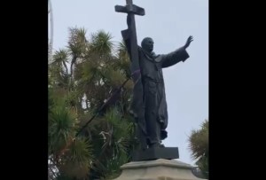 Los activistas derriban la estatua de Fray Junípero Serra en el Golden Gate Park de San Francisco (Video)