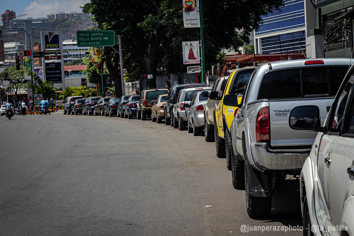 ¿Se habrá acabado la gasolina?… porque las mega colas en las bombas regresaron en Caracas (IMÁGENES)