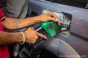 Periodista venezolana mostró la mugre que deja la gasolina iraní en los carros (Video)