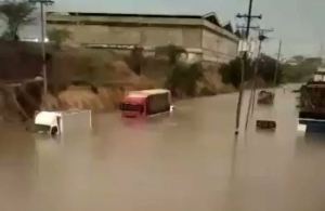 Guatire BAJO EL AGUA tras el desborde del Río El Ingenio por las fuertes lluvias #16Jun (IMÁGENES)