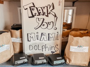El programa de ayuda alimentaria de los Miami Dolphins se une a las escuelas públicas de Miami-Dade