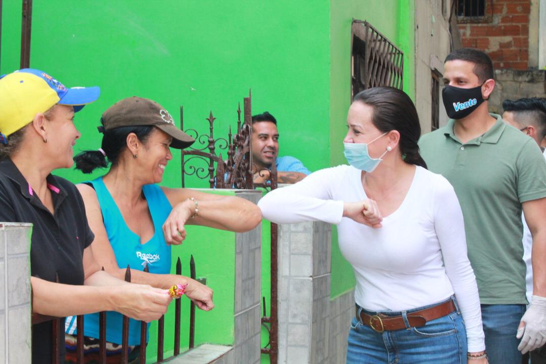 Cara a cara: María Corina acompañó a vecinos de Fe y Alegría, en El Paraíso (Fotos)