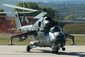 Helicóptero artillado ruso fue “remolcado” por las fuerzas legítimas en Libia (VIDEO)