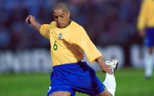 Al cumplirse 23 años, esta es la explicación científica del “gol imposible” de Roberto Carlos (VIDEO)