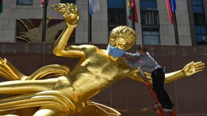 Las icónicas esculturas del Rockefeller Center fueron adornadas con mascarillas