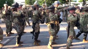 VIRAL: Militares estadounidenses bajan la tensión de las protestas y bailan “La Macarena” con manifestantes (VIDEO)