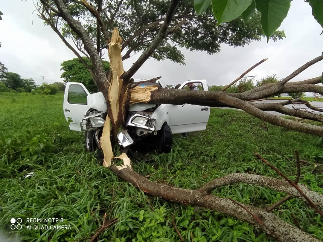 Conductor se salvó tras fuerte choque contra un árbol en la vía a Yaritagua