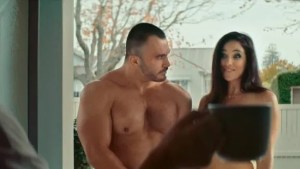 La curiosa publicidad con actores porno para evitar que los niños miren sexo en Internet (VIDEO)