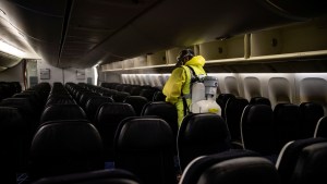Crean un “escudo invisible” para evitar la propagación del coronavirus dentro de los aviones (FOTO)