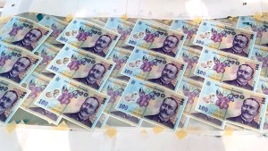 Capturan al mayor falsificador de billetes de plástico del mundo, que los hacía casi indetectables (FOTOS)