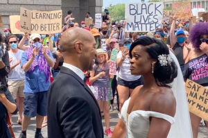 ¡Hermoso! Pareja se casó en medio de una protesta contra el racismo en EEUU (VIDEO)
