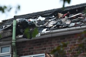 Una casa se incendió tras ser impactada por un rayo durante una tormenta eléctrica en Inglaterra (FOTOS)