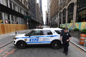 Manifestante cuestionado luego de amenazar con quemar el Distrito Diamante de Nueva York