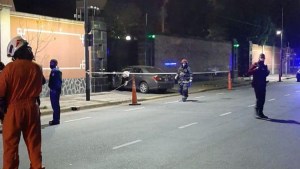 Un joven estrelló su auto contra el portón de la Embajada de China en Argentina por un insólito motivo (VIDEO)