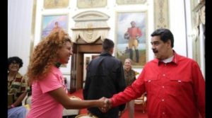 Identifican a la chavista dominicana infiltrada en las protestas en EEUU… ¡Y hasta foto con Maduro y Héctor Rodríguez tiene!
