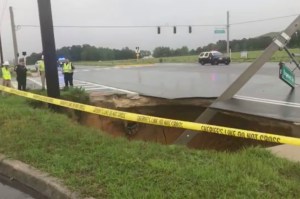 Un sumidero se abre a lo largo de una carretera en Florida y causa accidente