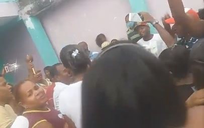 “¡Aquí no hay coronavirus!”… el insólito cántico entonado por guaireños irresponsables durante las fiestas de San Juan (VIDEO)