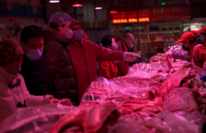 China recomienda no comer salmón importado luego de que se lo vinculara con un rebrote de coronavirus en Beijing