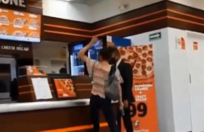 #LadyPizza: No la dejaron entrar sin mascarilla a un restaurante y reaccionó violentamente (VIDEOS)