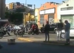 Motorizados amenazan con prenderle candela a bomba que solo cobra gasolina en dólares (VIDEO)