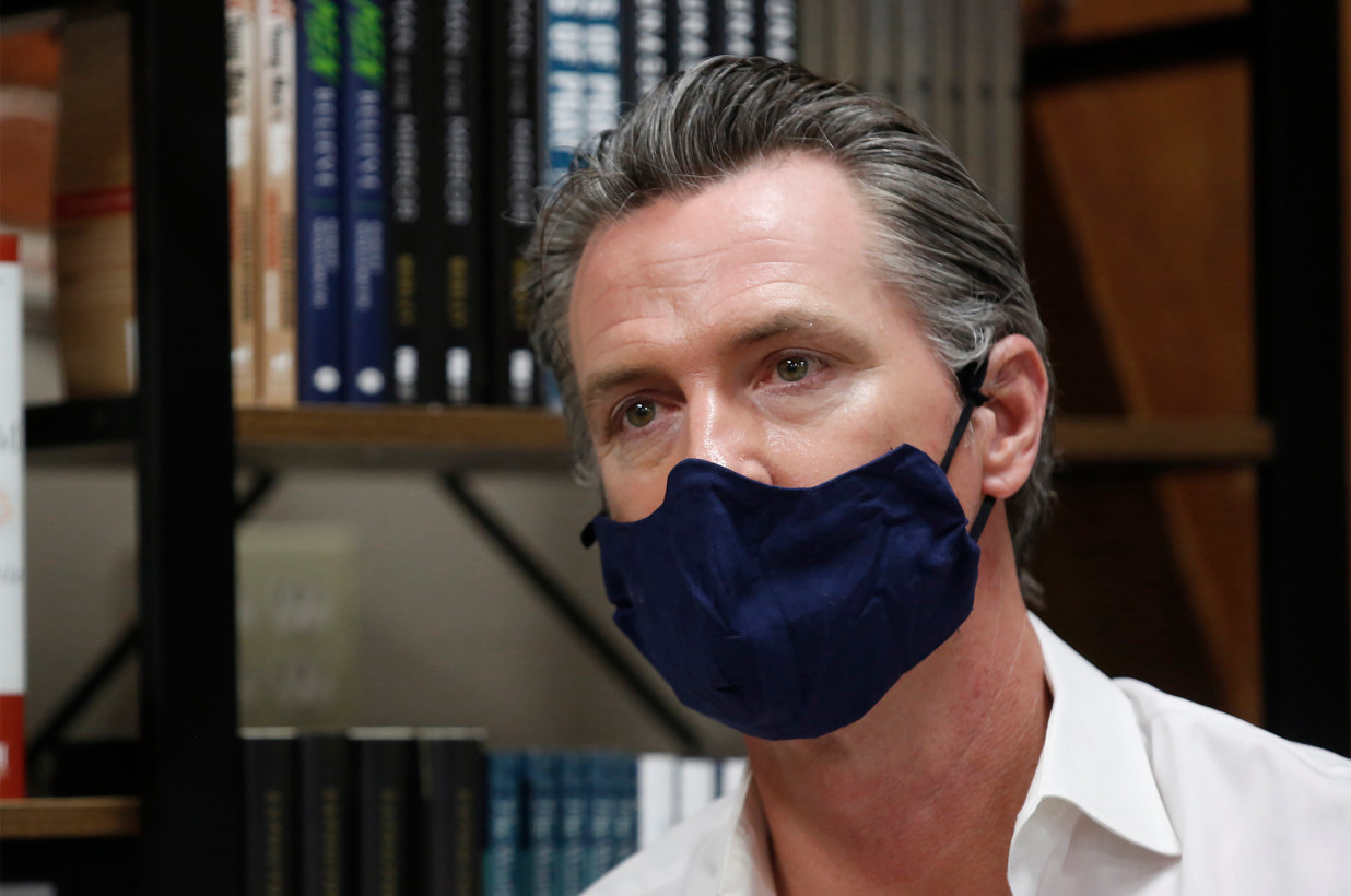 California ordena a las personas que usen máscaras en los espacios públicos