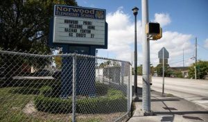 Miami analiza reabrir escuelas con clases presenciales