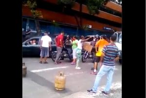 Vecinos protestaron en la avenida Andrés Bello por tener dos meses sin agua ni gas (Video)