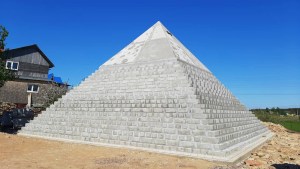 Pareja construyó una réplica de la pirámide de Guiza en el patio de su casa (Fotos y video)