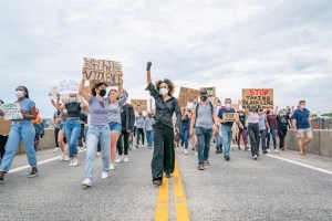 Los manifestantes de George Floyd salieron a las calles de la lujosa ciudad de Hamptons