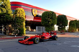 Charles Leclerc sacó su Ferrari de F1 en Maranello por primera vez en la historia (Video)