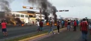 En San Félix se acabó la gasolina y la gente se “amotinó”: Prendieron candela a los cauchos en señal de protesta (VIDEO)