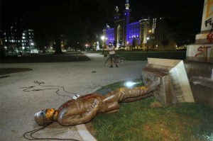 Manifestantes derriban estatua confederada en la capital de Virginia