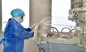 Una mujer da a luz a trillizos prematuros con coronavirus