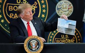 Trump promociona más de 200 millas de nuevo muro fronterizo en visita a Arizona