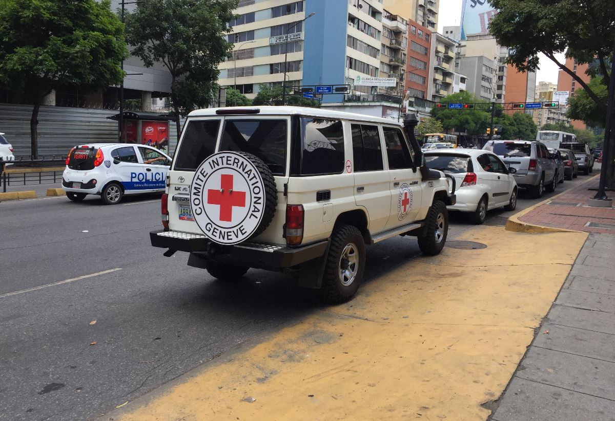 Ni la Cruz Roja se salvó de las eternas colas para echar gasolina que causó Maduro (Fotos)
