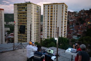 Una voz en el tejado anima la zona de Caracas más castigada por el Covid-19 (Fotos)